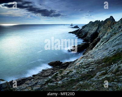 Pointe du Raz am Cap Sizun, an der Rückseite Leuchtturm Ar Men, Département Finistère, Bretagne, Frankreich Stockfoto