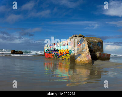 Marauder Bunker der Deutschen Atlantischen Mauer am Strand, mit Graffiti, Cap-Sizun, Département Finistère, Bretagne gespritzt Stockfoto