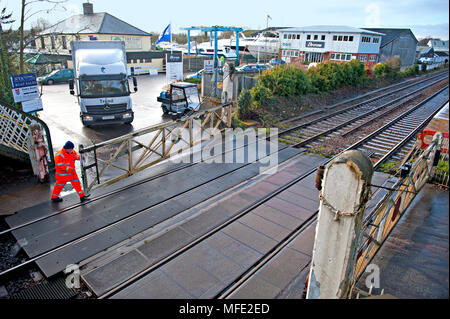 Manuell betriebenen Bahnschranken an Brundall Bahnhof, auf dem Wherry Linien in der Nähe von Norwich. Norfolk, Großbritannien Stockfoto