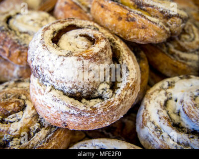 Würzige frische Muffins mit Puderzucker bestreut Stockfoto