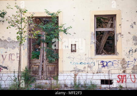 Ein zerbombten Gebäude aus dem Bosnischen Krieg in Mostar, Bosnien und Herzegowina Stockfoto