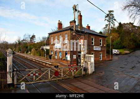 Manuell betriebenen Bahnschranken an Brundall Bahnhof, auf dem Wherry Linien in der Nähe von Norwich. Norfolk, Großbritannien Stockfoto