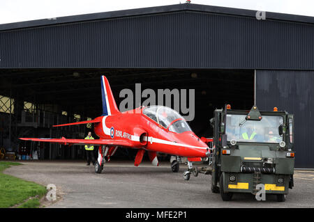 Die Red Arrows Hawk ist manövriert in einem Kleiderbügel neben Concorde, wo es auf Anzeige an das Nationale Museum der Flug, East Fortune, das vom Ministerium für Verteidigung durch RAF Erbe gespendet wurde. Stockfoto