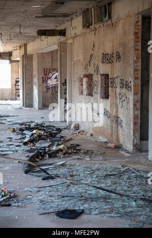 Zerbrochenes Glas in einem ausgebombten Gebäude aus dem Bosnischen Krieg in Mostar, Bosnien und Herzegowina Stockfoto