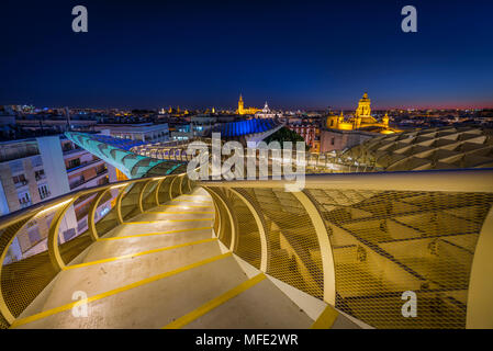 Blick von Metropol Parasol zu zahlreichen Kirchen in den Abend, Iglesia de La Anunciación, La Giralda und die Iglesia del Salvador, Stockfoto