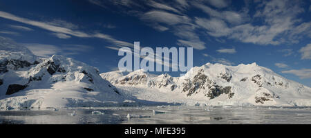 Berge und Gletscher; Paradise Bay, Antarktische Halbinsel, Antarktis. Stockfoto