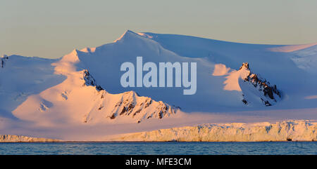 Abendlicht auf Bergen; Andvord Bay, Antarktische Halbinsel, Antarktis. Stockfoto