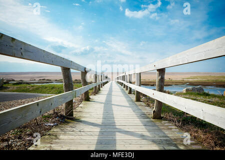 Gehweg zu Chesil Beach, Dorset, Großbritannien. Am Nachmittag an einem hellen, sonnigen Februar Tag genommen Stockfoto