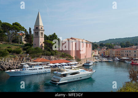 Motorboot fährt zum Hafen, mit Pfarrkirche Sv. Antun, Veli Losinj, Insel Losinj, Golf von Kvarner Bucht, Kroatien Stockfoto