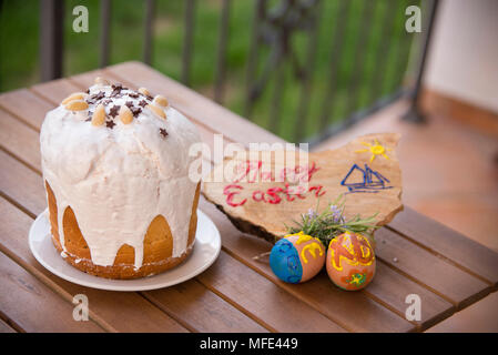 Ostern Ostern Eier und Kuchen im Korb von Kindern auf den Tisch auf der Terrasse lackiert Stockfoto