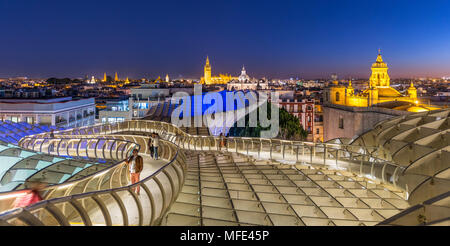 Blick von Metropol Parasol zu zahlreichen Kirchen in den Abend, Iglesia de La Anunciación, La Giralda und die Iglesia del Salvador, Stockfoto