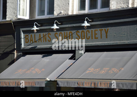 Balans Soho Gesellschaft Restaurant Bar in der Old Compton Street, Soho, London, UK. Stockfoto