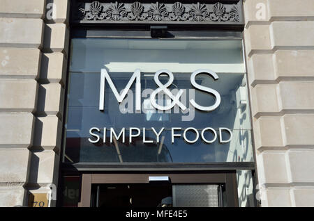 M und S (Marks & Spencer) Einfach Lebensmittel Supermarkt shop in Piccadilly, London, UK. Stockfoto
