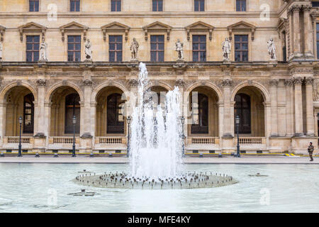 Paris, Frankreich, 22. März 2015: ein Brunnen auf dem Gelände des Louvre in Paris. Stockfoto