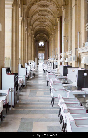 Paris, Frankreich, 22. März 2015: ein Korridor mit Esstischen im Louvre, Paris. Stockfoto