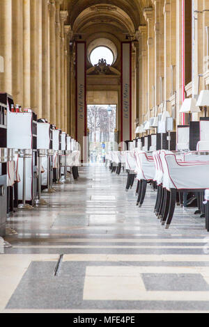 Paris, Frankreich, 22. März 2015: Unter der Abdeckung des Louvre Museum steht ein Open air Restaurant am frühen Morgen fertig und bereit zum Brunch. Stockfoto