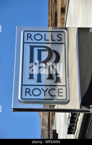 Rolls-Royce Zeichen außerhalb Autohaus in Berkeley Square, Mayfair, London. Stockfoto