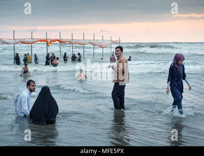 Babolsar, Iran - 23. Juli 2016: Menschen genießen Sie den Sommer Urlaub am Strand durch das Kaspische Meer bei Sonnenuntergang Stockfoto