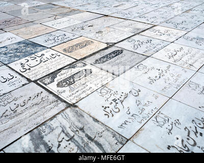 Mashhad, Iran - 30. Juli 2016: Weißer Marmor Gräber an Khajeh Rabi grab Friedhof entlang der Kashf River befindet sich am nördlichen Rand von Mashhad Stockfoto