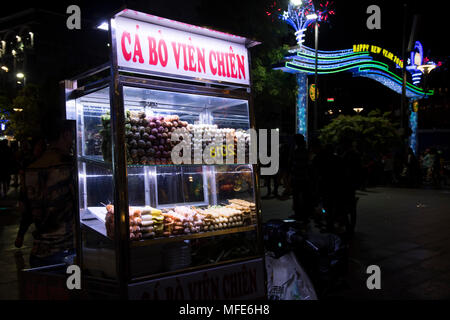 Eine Street Food vendor Nachts auf Nguyen Hue Boulevard in Ho Chi Minh City, Vietnam, Südostasien Stockfoto