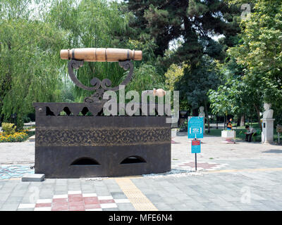 Mashhad, Iran - 30. Juli 2016: Riesige retro Kohle Bügeleisen in einem grünen Park von Mashhad, Razavi Khoarasan Provinz, nördlichen Iran Stockfoto