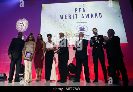 Familie Mitglieder sammeln die PFA Merit Award, nachdem sie posthum zu Cyrille Regis während der 2018 PFA Auszeichnungen im Grosvenor House Hotel, London vergeben wird. Stockfoto