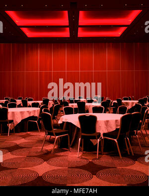 Tagungs- und Konferenzraum leuchtet rot. Sofitel London Heathrow, Hounslow, Vereinigtes Königreich. Architekt: Stephen Williams, 2008. Stockfoto