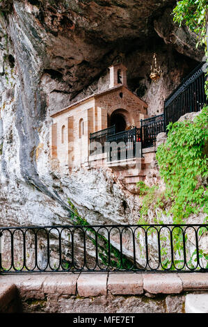 Heilige Höhle und Schrein der Jungfrau Maria, Heiligtum von Covadonga, Asturien, Spanien. Stockfoto