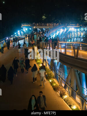 Teheran, Iran - 16. Juli 2016: Nacht Natur Tabiat Bridge (Brücke), der größten Fußgängerzone Hochstraße in der iranischen Hauptstadt gebaut Stockfoto