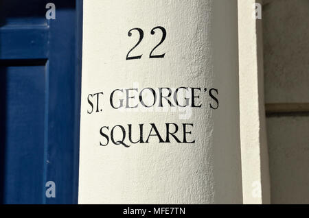 Eine Säule außerhalb eines Hauses auf den St George Square SW1, Pimlico, London, UK. Stockfoto