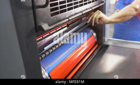 Arbeitnehmer versetzt die Platte in der Presse drucken Maschine Stockfoto