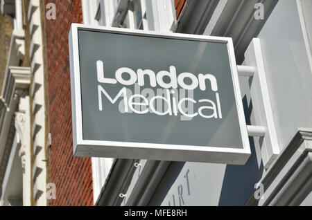 London Medical private Ambulanz unterzeichnen, der Marylebone High Street, Marylebone, London, UK. Stockfoto