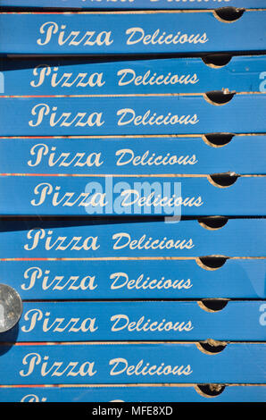 Ein Stapel von pizzakartons. Stockfoto