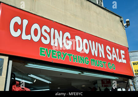 Schließung Verkauf Zeichen über einem Geschäft in der Oxford Street, London, UK. Stockfoto