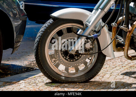 Sicherheit Anzahl Vorhängeschloss sperre Motorrad Rad auf der Straße. Stockfoto