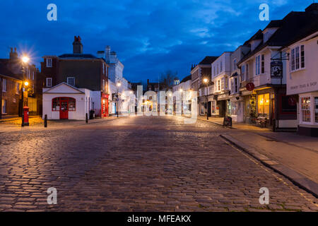 Blaue Stunde Licht kurz nach Sonnenuntergang, West Street und seinen zahlreichen mittelalterlichen Bauten in der Marktgemeinde Faversham, Kent, Großbritannien. Stockfoto