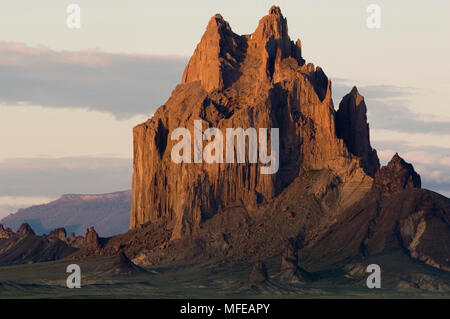 SHIPROCK mit Sunrise ausgesetzt vulkanischen Plug7178 Fuß hohen nördlichen New Jersey Stockfoto