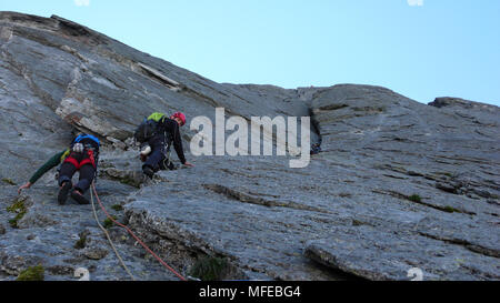 Seil Mannschaften in der oberen Hälfte der Via Cassin im Val Bregaglia Stockfoto