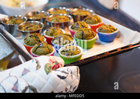 Handgefertigte Tee matcha Cupcakes mit Chocolate Chips bereit zu den Ofen Stockfoto