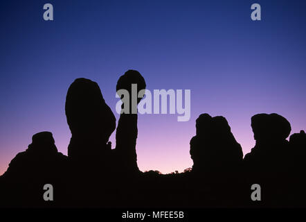 HOODOOS (erodierte Felsformationen) im Morgengrauen Garten Eden, Bögen Nat'l Park, Utah, USA Stockfoto