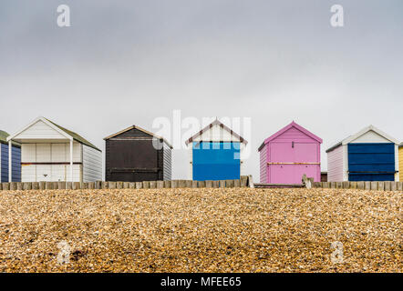 Bunte Badehäuschen entlang Calshot Spit an einem bewölkten bewölkt Tag, Calshot, England, Großbritannien Stockfoto