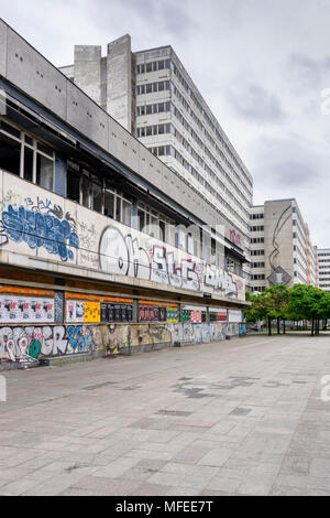 Graffiti auf der heruntergekommenen ehemaligen "Haus der Statistik" (Haus der Statistik) und Otto Braun Straße im zentralen Bezirk Mitte in Berlin, Deutschland Stockfoto