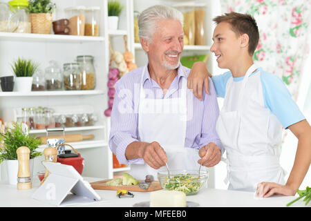 Älterer Mann mit Enkel Vorbereitung Abendessen in der Küche Stockfoto