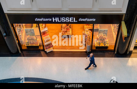 Mann hinter einem Confiserie Hussel Shop im Alexa Shopping Center/Mall in Berlin Mitte, Deutschland, 2018 Stockfoto