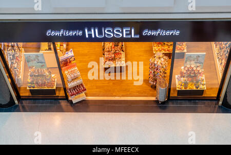 Hohe Betrachtungswinkel und der Confiserie Hussel Shop im Alexa Shopping Center/Mall in Berlin Mitte, Deutschland, 2018 Stockfoto