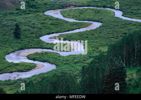 MEANDERING STREAM Luftaufnahme Colorado, im mittleren Westen der USA Stockfoto