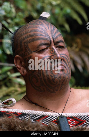 MAORI mit traditionellen facial Tattoo (MOKO) und authentische Kostüm, Neuseeland Modell Release verfügbar Stockfoto