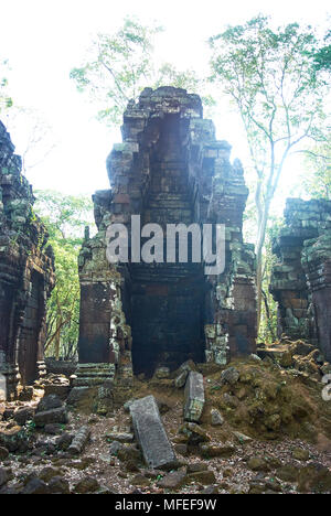 Prasat Chrap hat zwei konzentrische Gehäuse. In der Mitte, drei große Laterit Türme stehen in einer Reihe, alle von ihnen Ihre vorderen Wände verloren. Es gibt tw Stockfoto