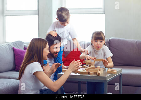 Glückliche Familie Brettspiele zu Hause. Stockfoto