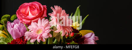 Nahaufnahme von bunten frischen Blumen Blumenstrauß zum Valentinstag auf dunklem Hintergrund Stockfoto